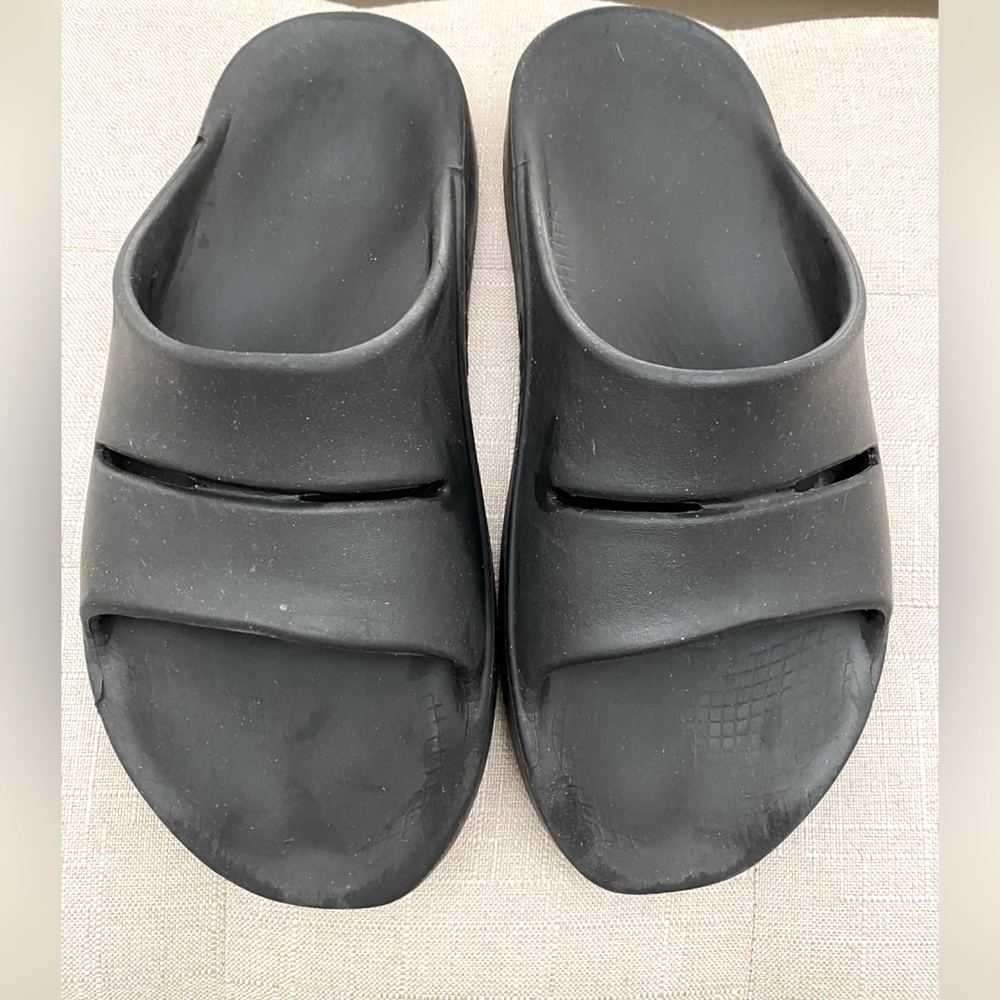 Men’s OOFOS slides. Size 9-11 - Picture 3 of 3